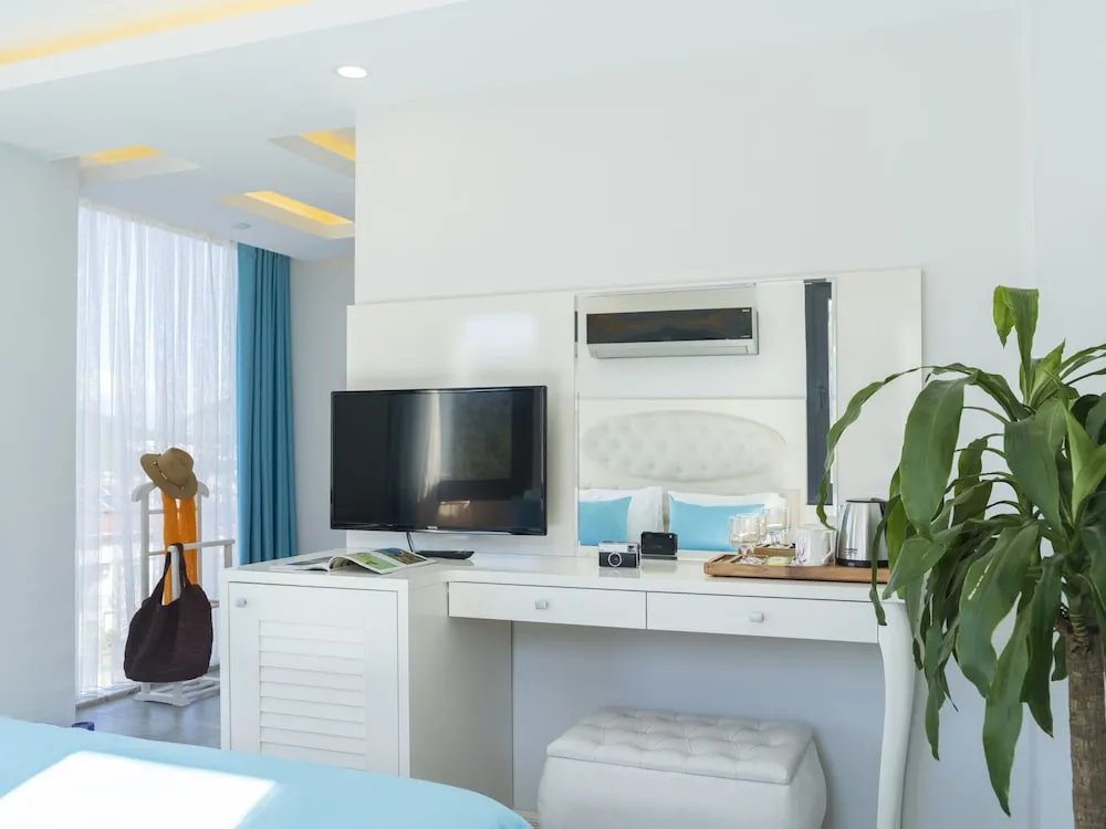 Deluxe Üç Kişilik Oda, Havuz Manzaralı