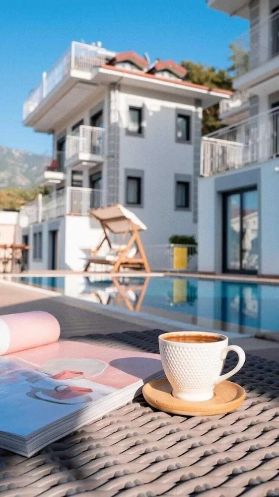 Deluxe Üç Kişilik Oda, Havuz Manzaralı