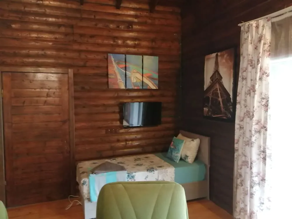 8 Family Tree House