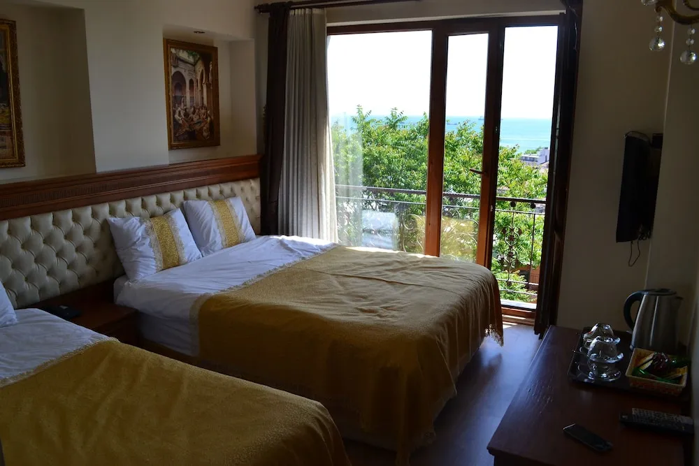 Üç Kişilik Oda, Deniz Manzaralı