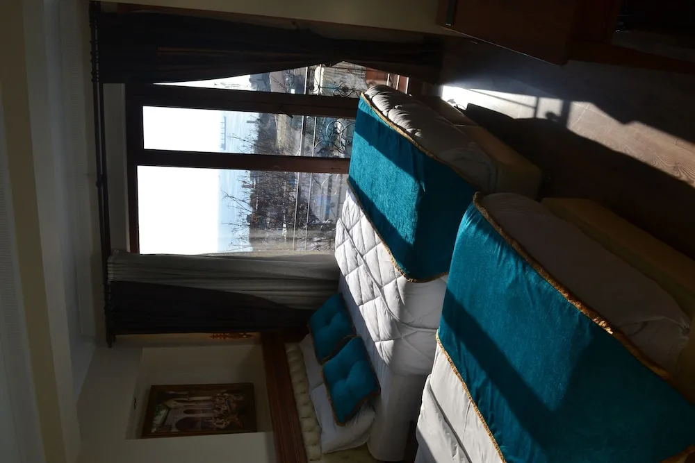 Üç Kişilik Oda, Deniz Manzaralı