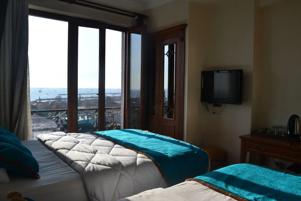 Üç Kişilik Oda, Deniz Manzaralı