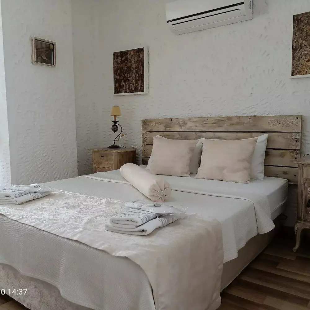 Superior Room (2-3 People) Bay Window