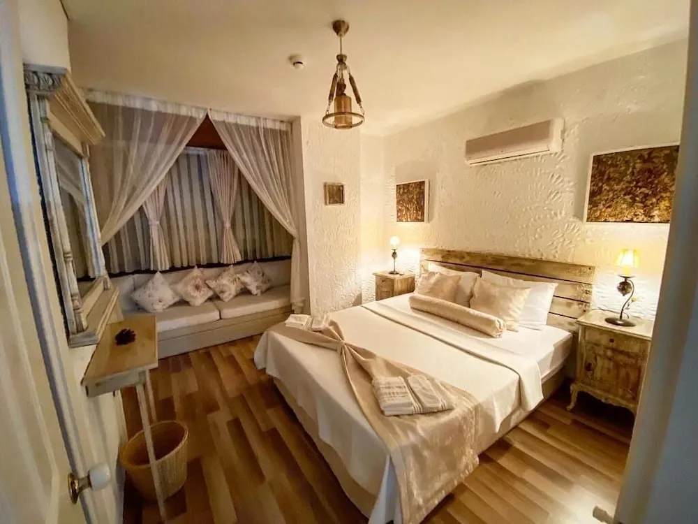 Superior Room (2-3 People) Bay Window