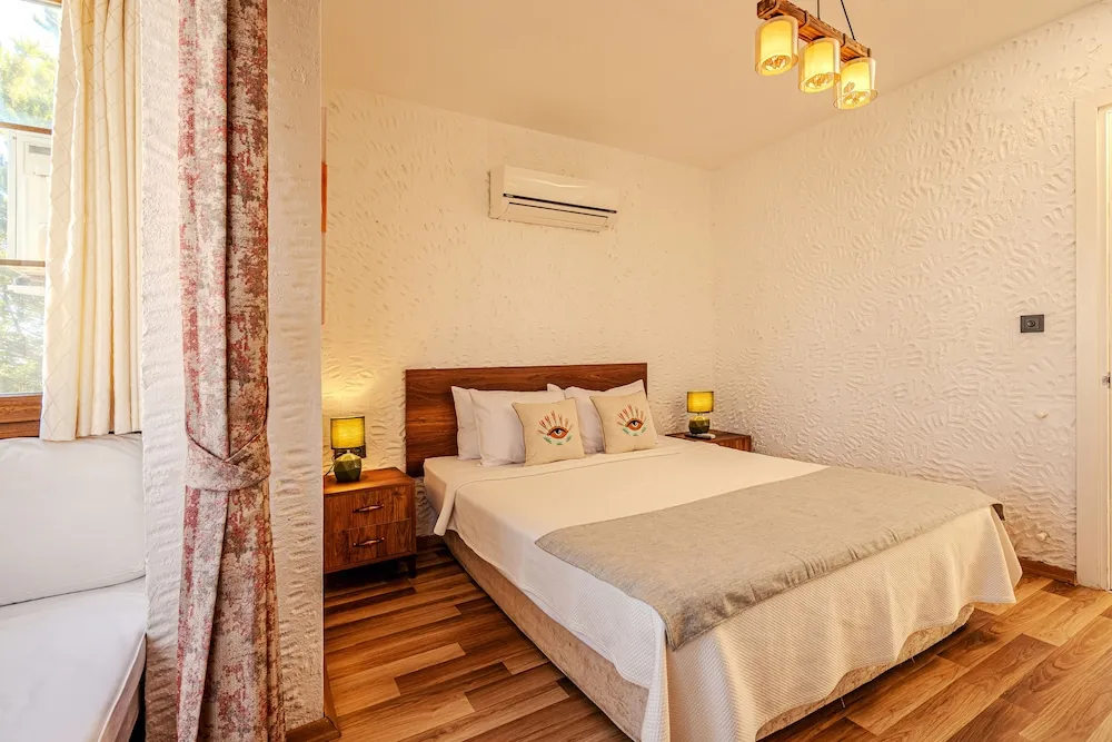 Superior Room (2-3 People) Bay Window