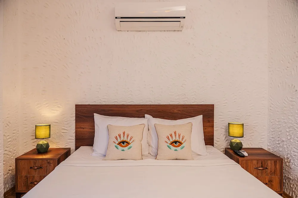 Superior Room (2-3 People) Bay Window