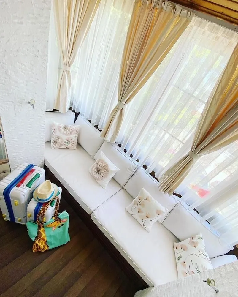 Superior Room (2-3 People) Bay Window