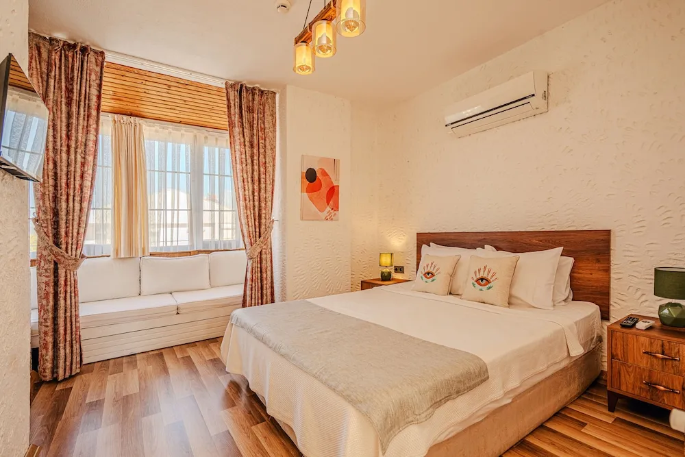 Superior Room (2-3 People) Bay Window