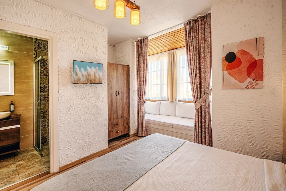 Superior Room (2-3 People) Bay Window