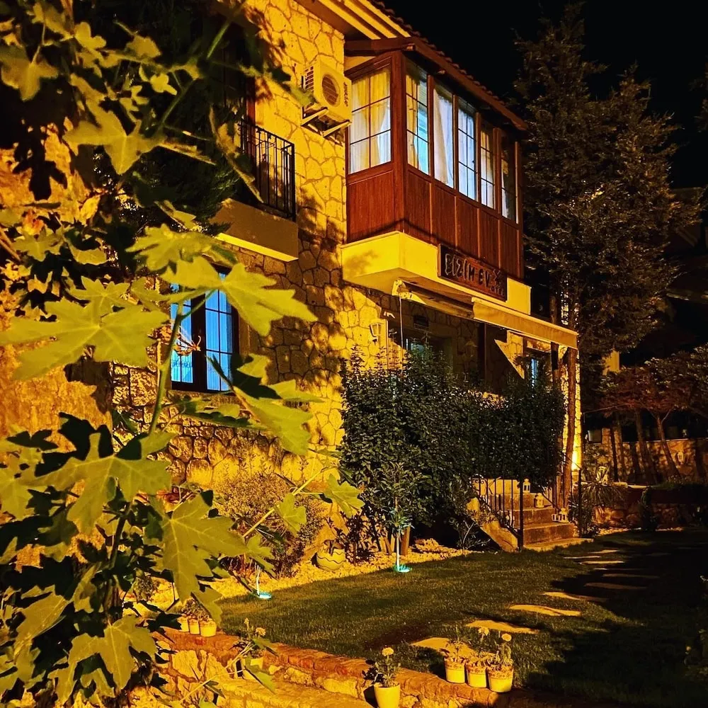 Konaklama yerinin ön cephesi