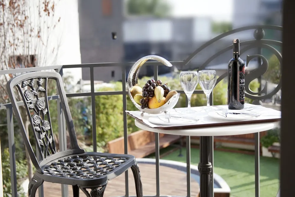 Deluxe Tek Büyük Yataklı Oda, Avlu Manzaralı, Bahçeli