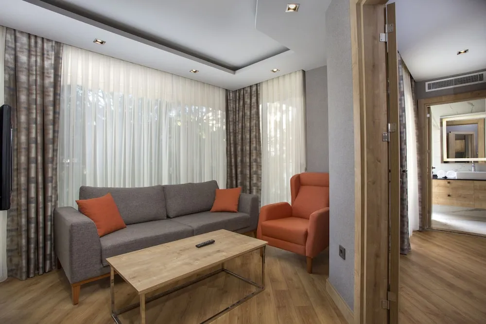 Grand Deluxe Suit Room