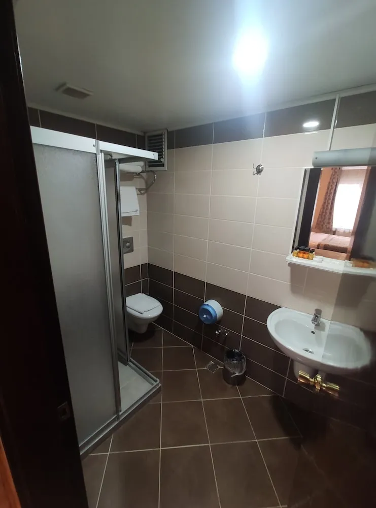 4 PERSON CONNECTION ROOM