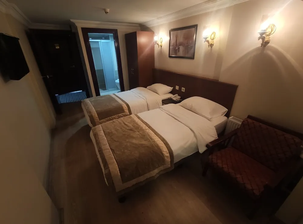 DBL ROOM FRENCH OR TWIN