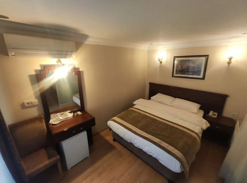 DBL ROOM FRENCH OR TWIN