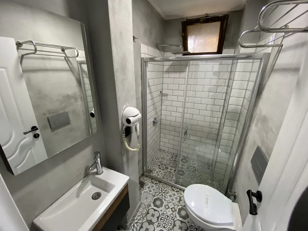 Economy Tek Büyük Yataklı Oda, Ortak Banyo