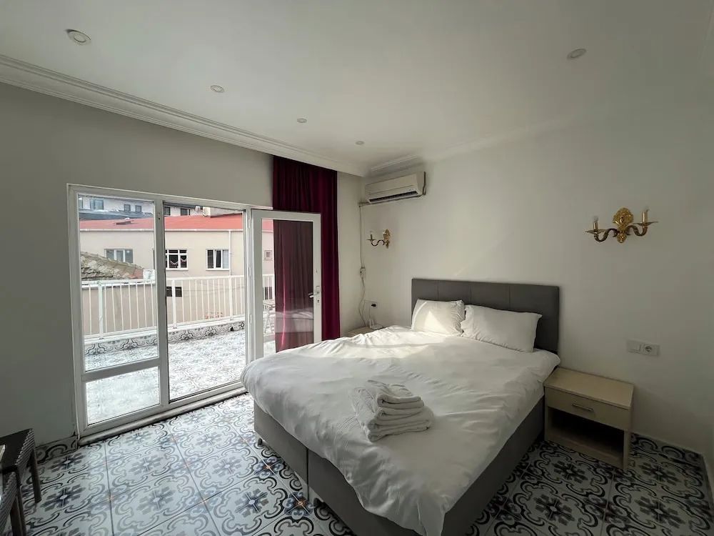 City Tek Büyük Yataklı Oda