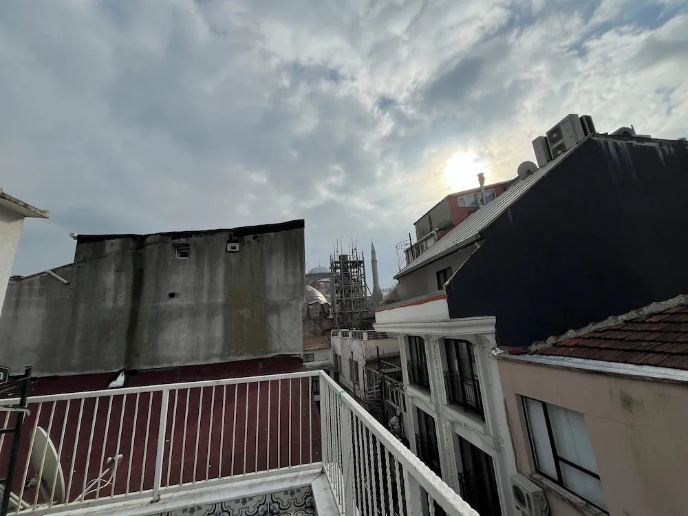 City Tek Büyük Yataklı Oda