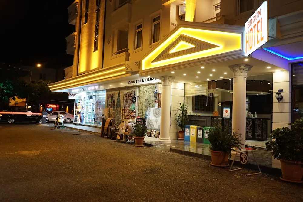 Konaklama yerinin ön cephesi - akşam/gece