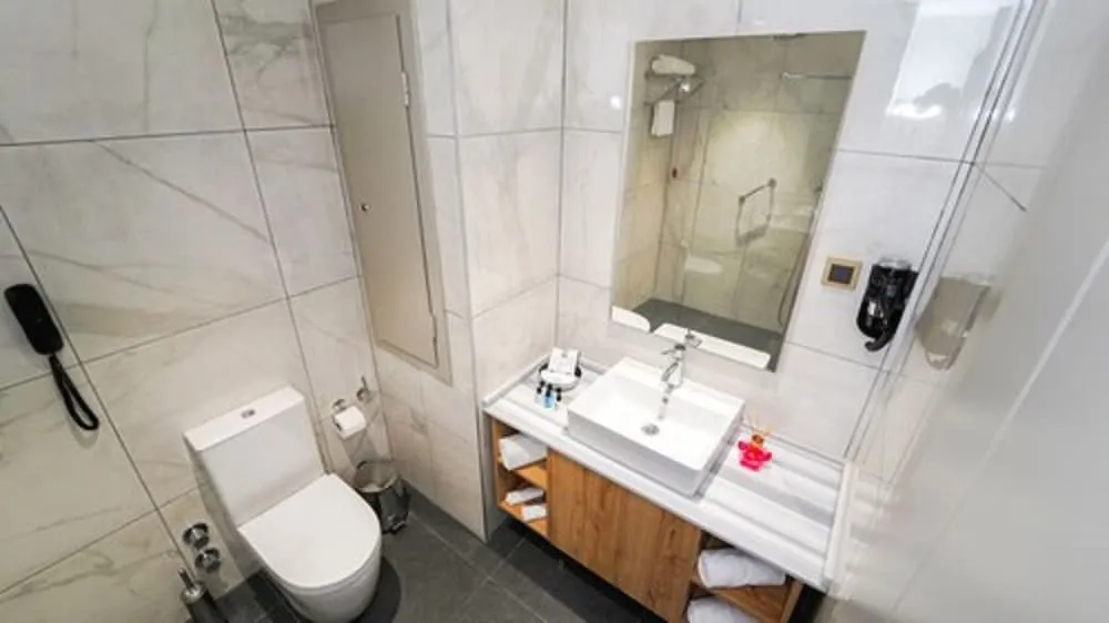 Standard Tek Büyük Yataklı Oda (With Balcony)
