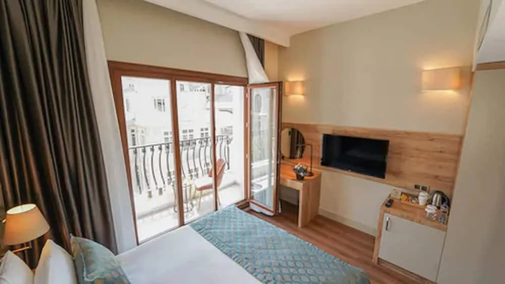 Standard Tek Büyük Yataklı Oda (With Balcony)