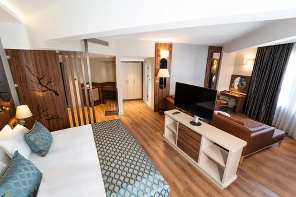 Suite with Bathtub