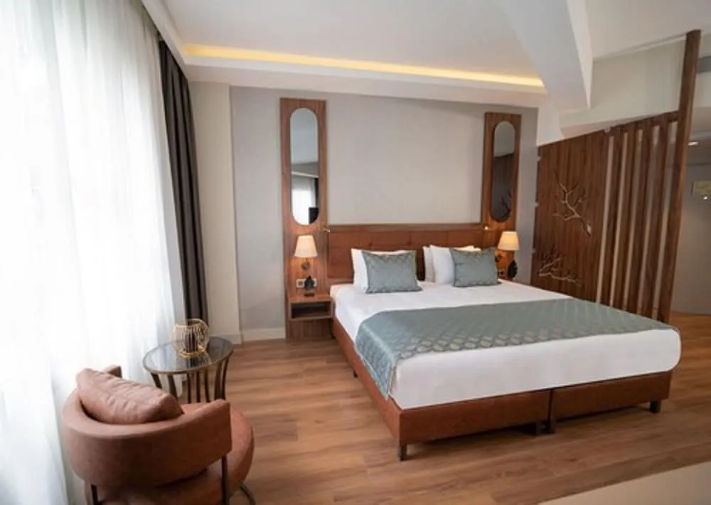 Suite with Bathtub