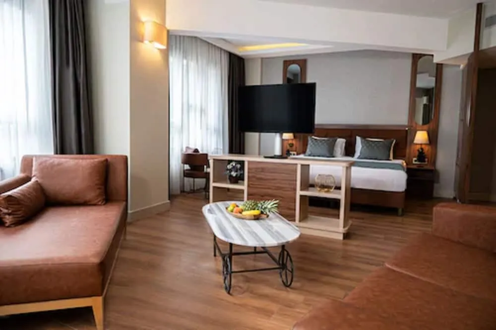 Suite with Bathtub
