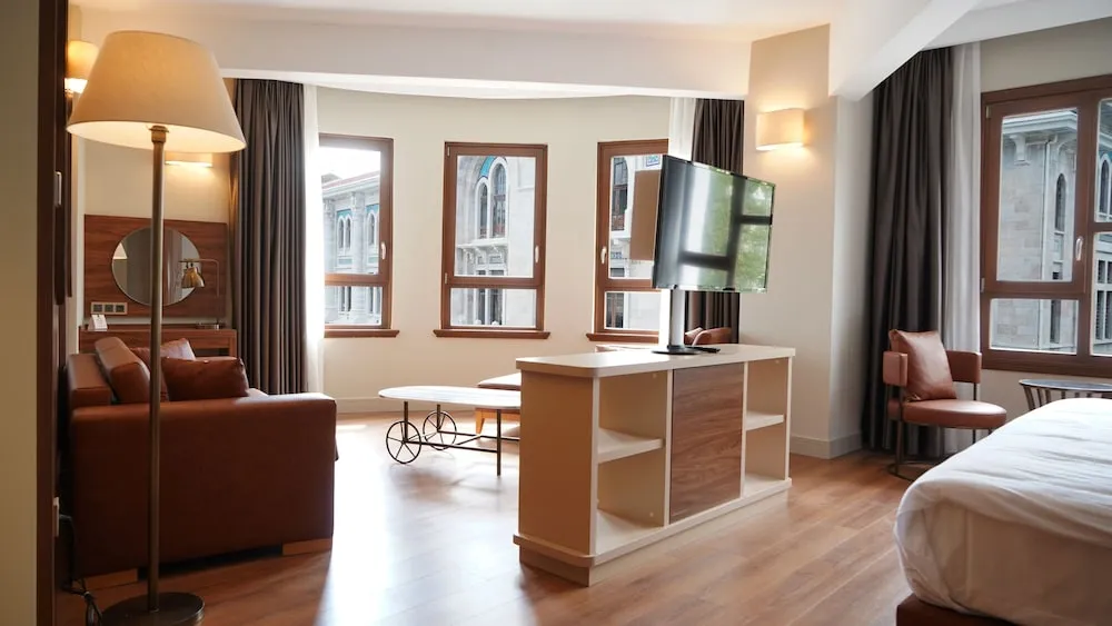 Suite with Bathtub