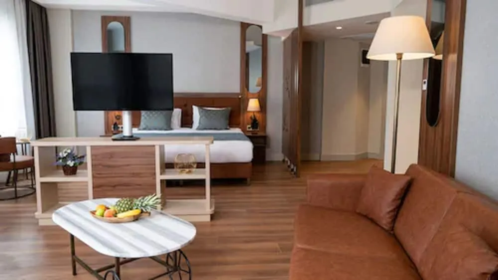Suite with Bathtub