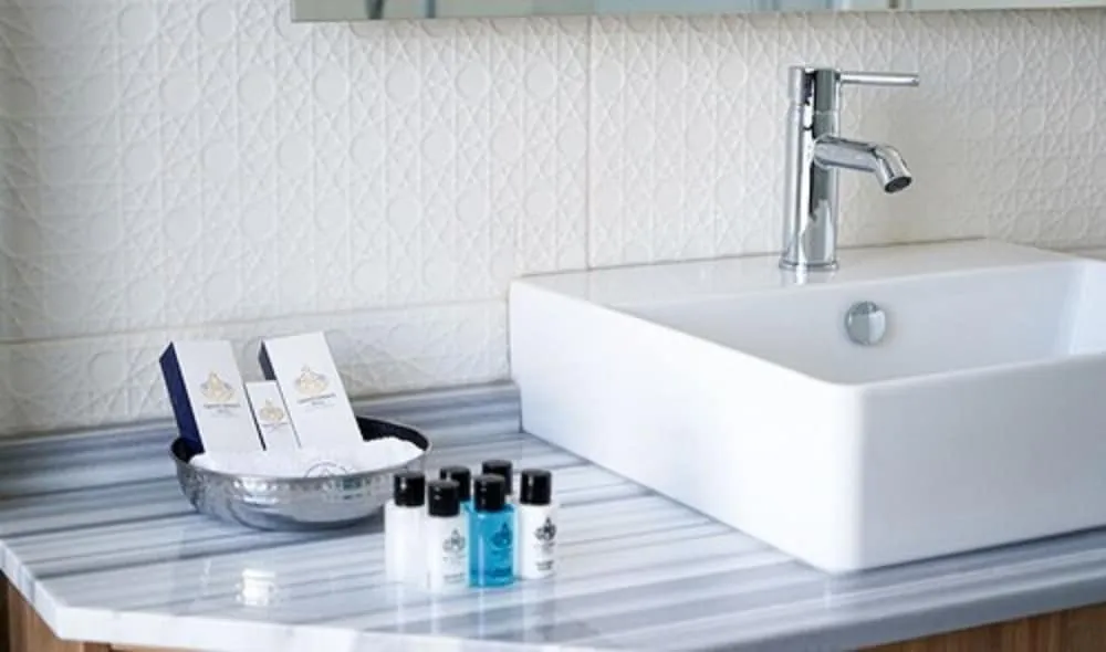 Suite with Bathtub
