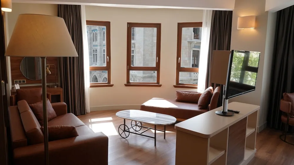 Suite with Bathtub