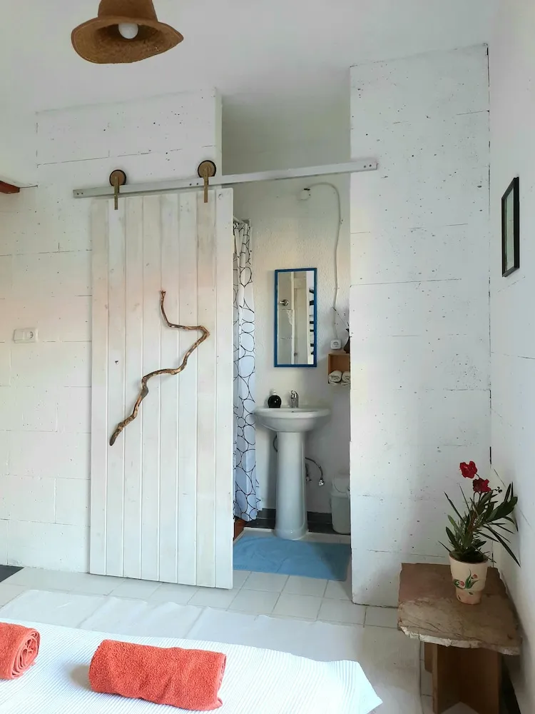 Design Tek Büyük Yataklı Oda, 1 Çift Kişilik Yatak, Tepe Manzaralı, Plaj Kenarı