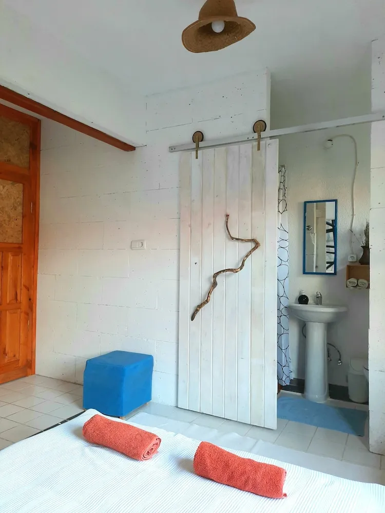 Design Tek Büyük Yataklı Oda, 1 Çift Kişilik Yatak, Tepe Manzaralı, Plaj Kenarı