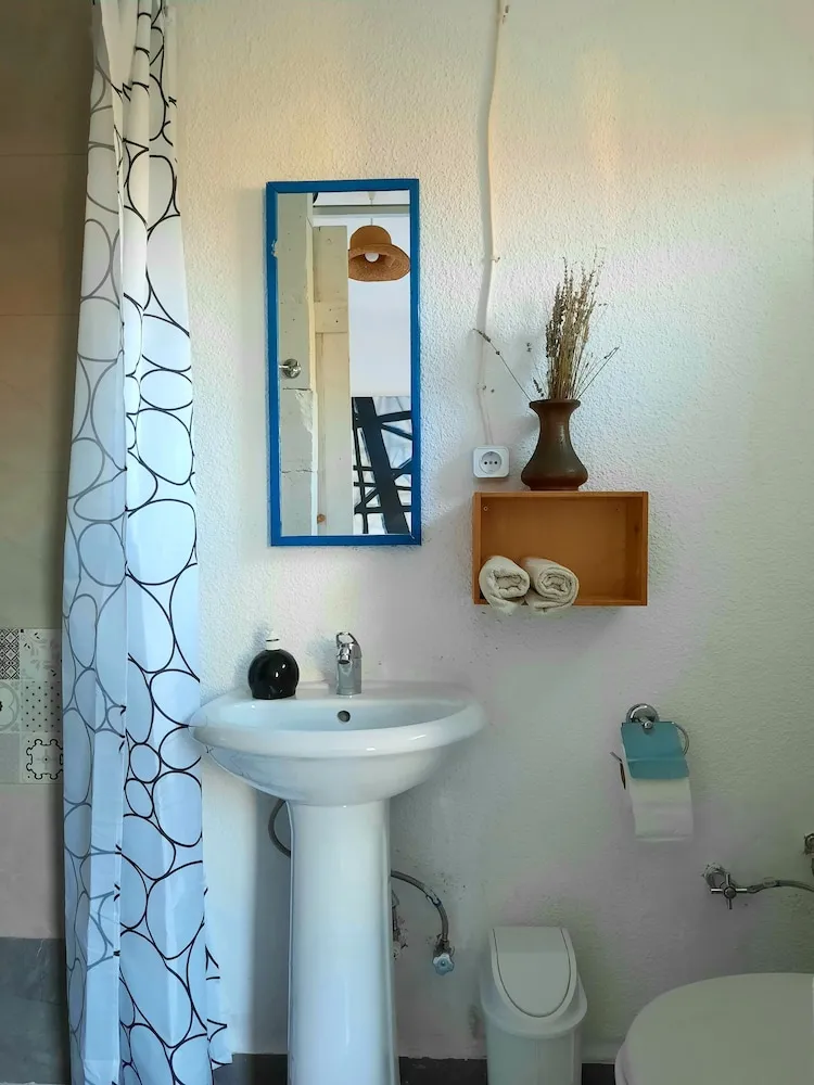 Design Tek Büyük Yataklı Oda, 1 Çift Kişilik Yatak, Tepe Manzaralı, Plaj Kenarı
