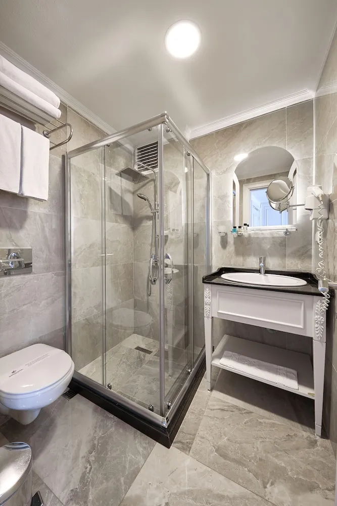 Connected Family Room with 2 Private Bathrooms