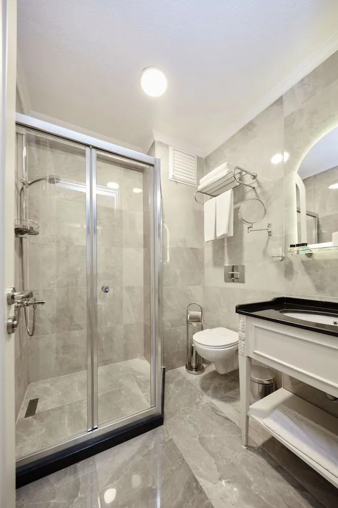 Connected Family Room with 2 Private Bathrooms