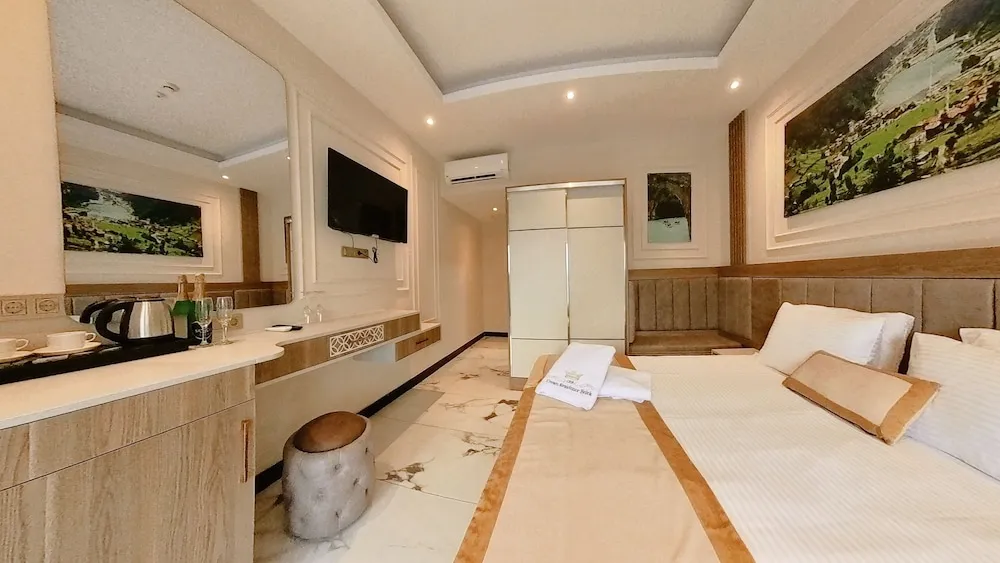 Deluxe Çift Kişilik Oda Havuz Manzaralı