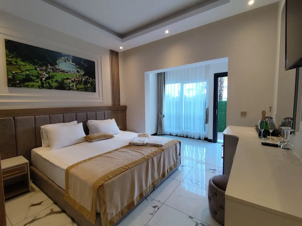 Deluxe Çift Kişilik Oda Havuz Manzaralı