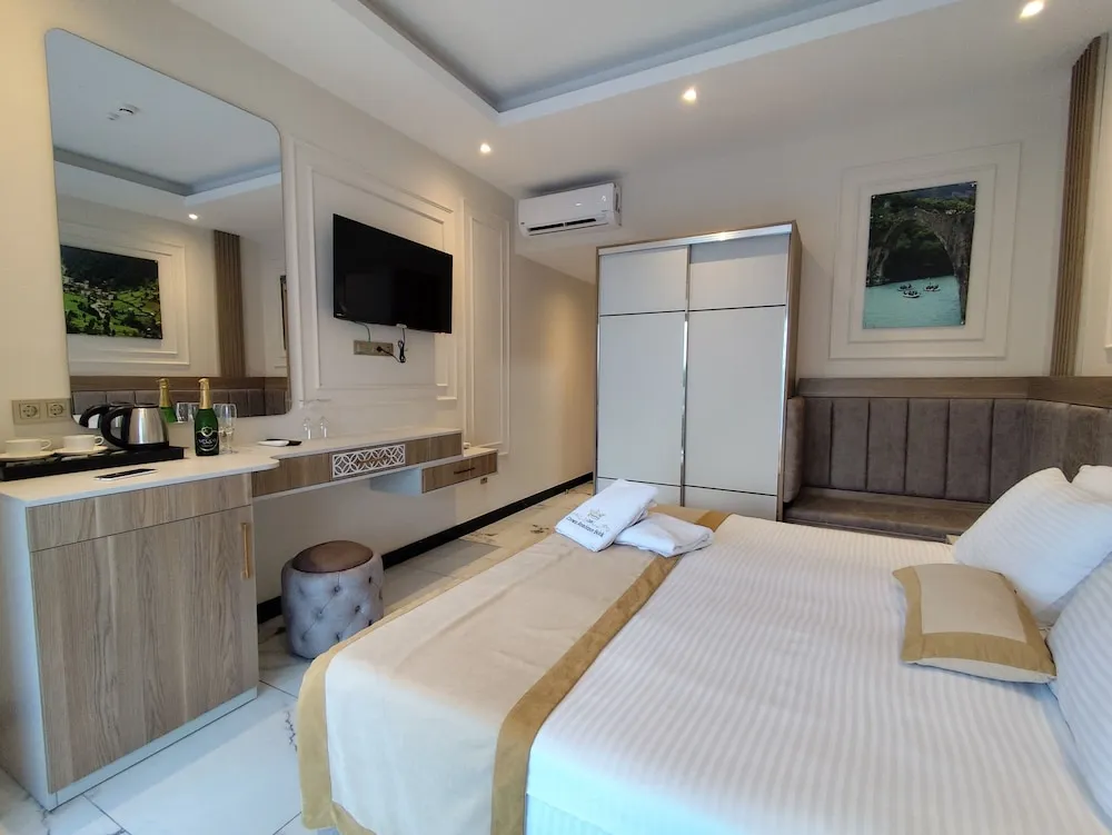 Deluxe Çift Kişilik Oda Havuz Manzaralı
