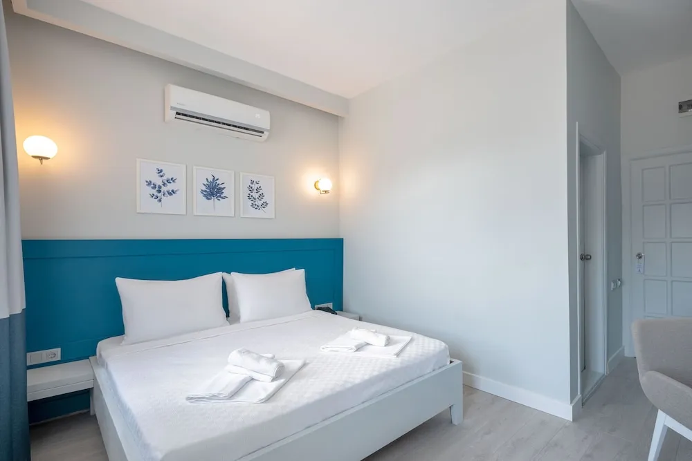 Standard Tek Büyük Yataklı Oda, Kısmi Deniz Manzaralı