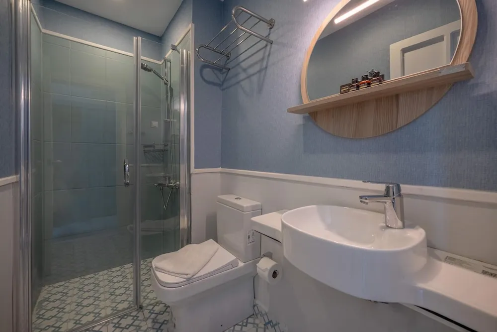 Standard Tek Büyük Yataklı Oda, Kısmi Deniz Manzaralı