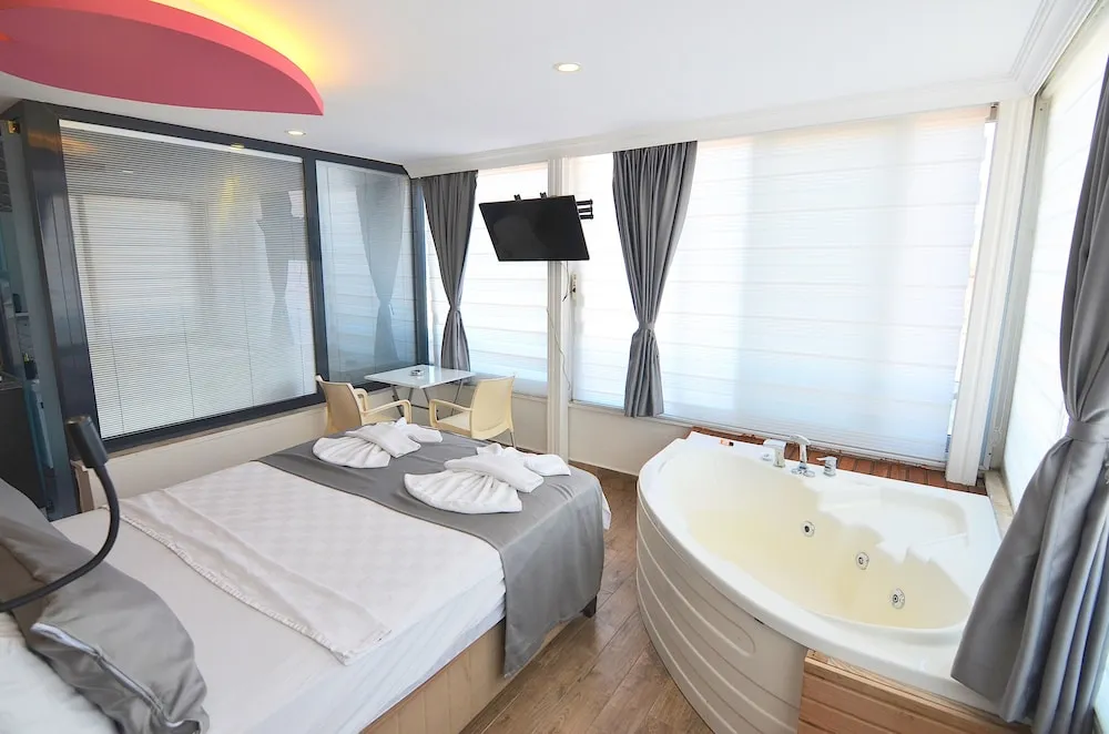 Romantic Tek Büyük Yataklı Oda, 1 Yatak Odası, Sıcak Su Küveti, Deniz Manzaralı