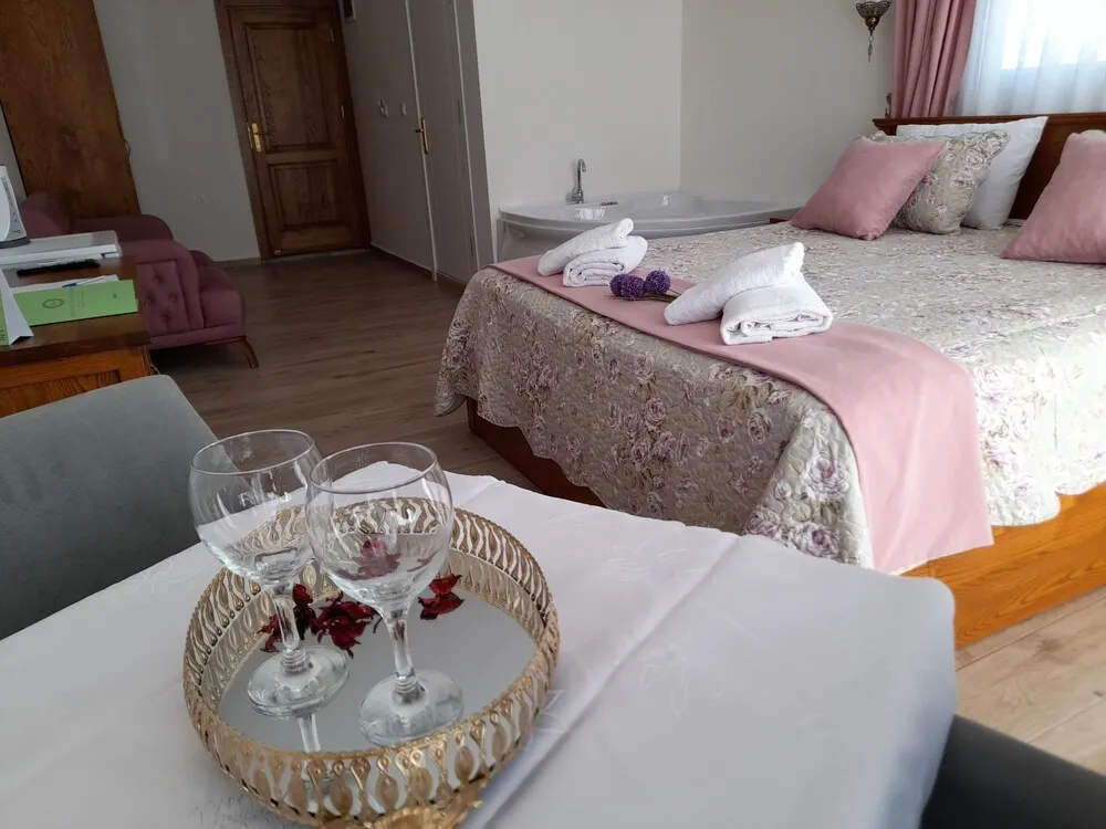 Honeymoon Tek Büyük Yataklı Oda