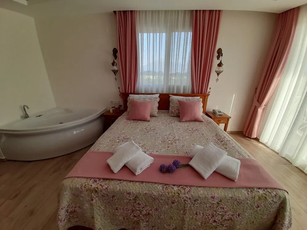 Honeymoon Tek Büyük Yataklı Oda
