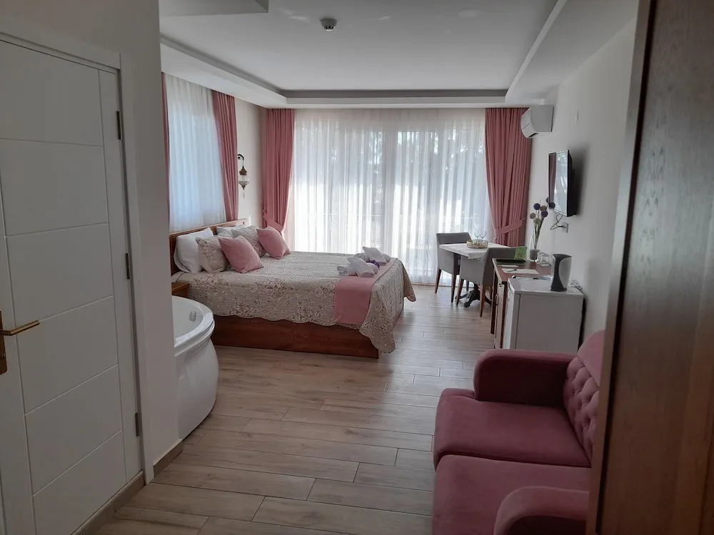 Honeymoon Tek Büyük Yataklı Oda
