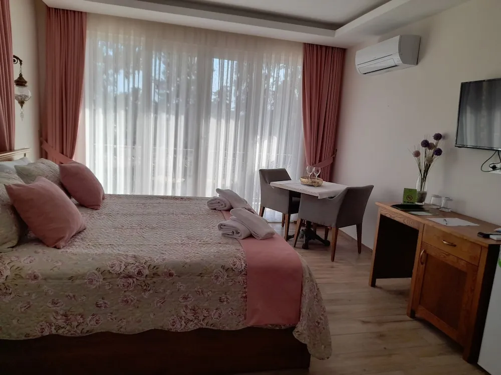 Honeymoon Tek Büyük Yataklı Oda