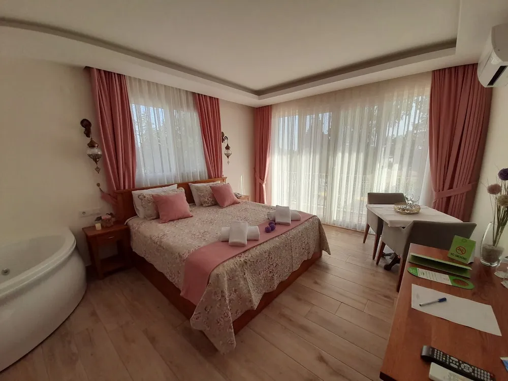 Honeymoon Tek Büyük Yataklı Oda