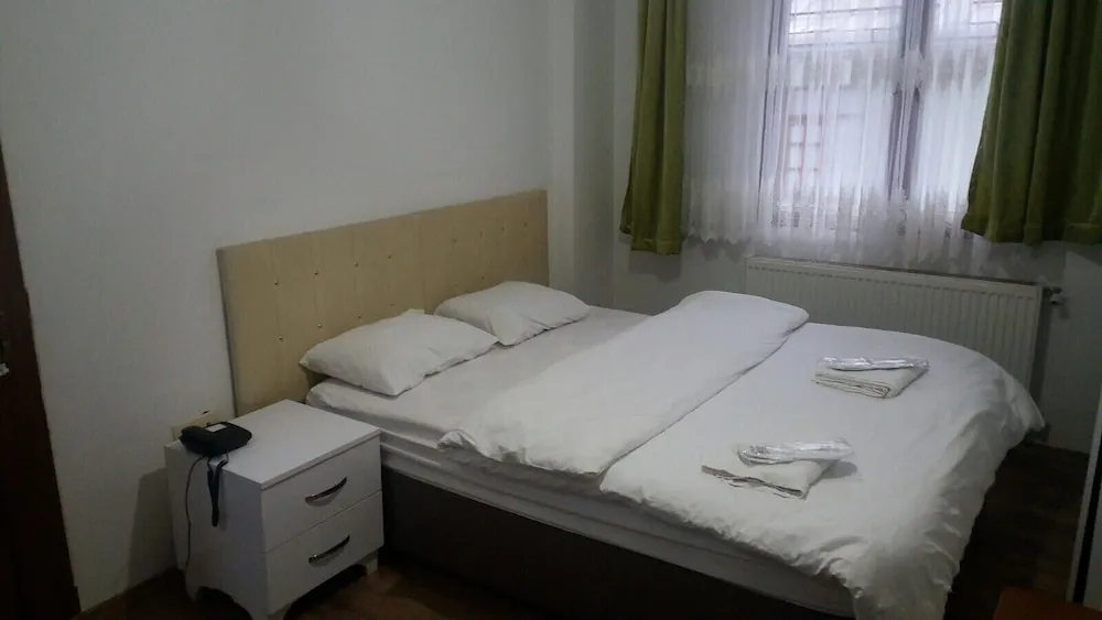 Basic Tek Büyük veya İki Ayrı Yataklı Oda