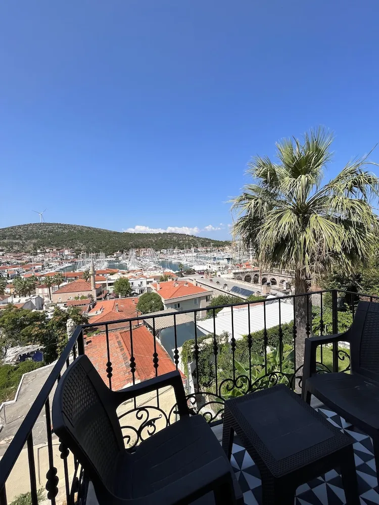 Deluxe Tek Büyük Yataklı Oda, Balkon, Marina Manzaralı